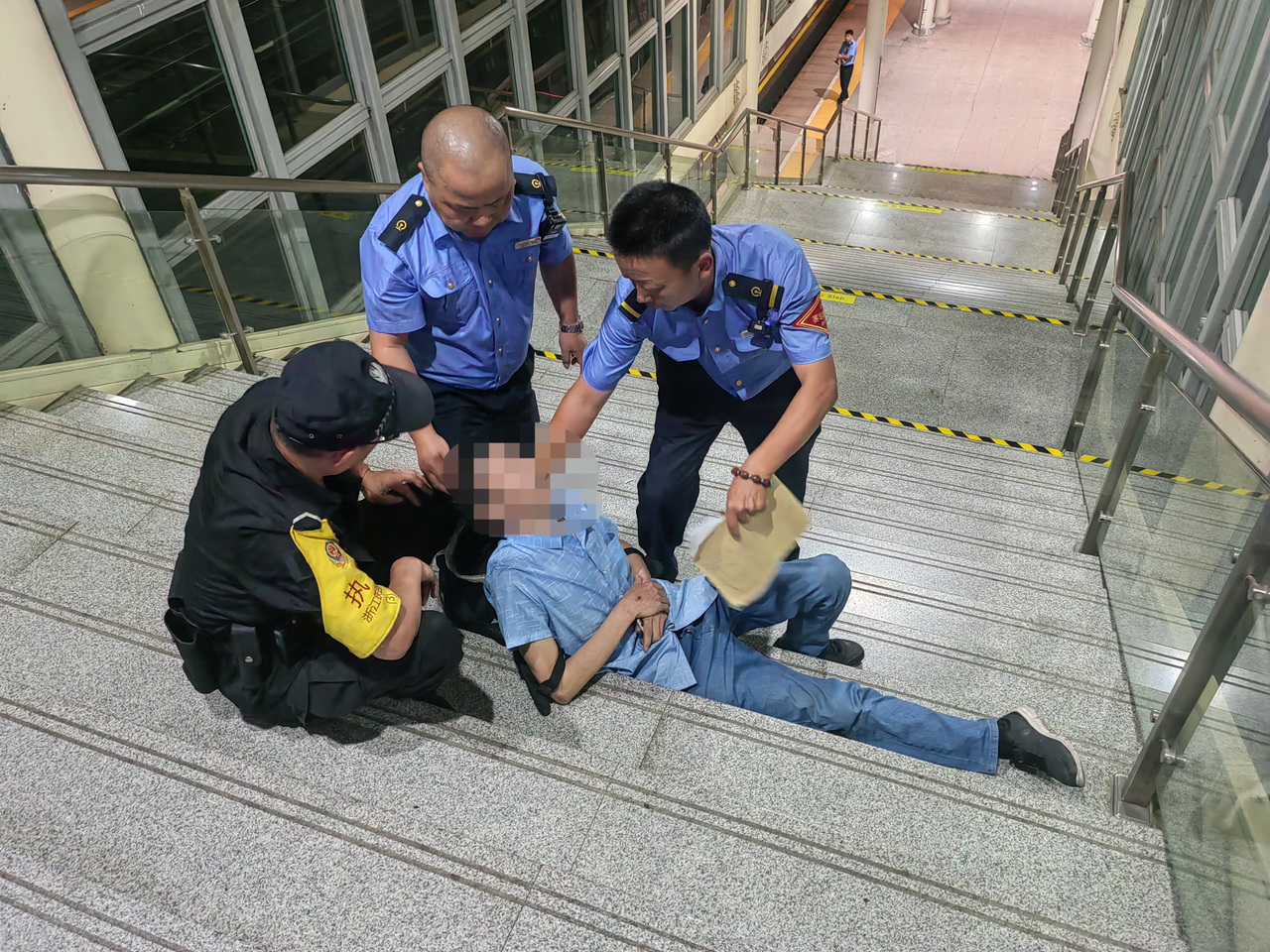 衢州站紧急一幕！多方联动架起“生命通道”